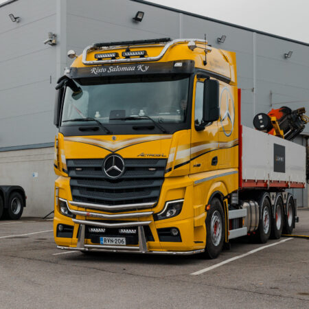 Lisävaloteline katolle sivujatkoilla MB Actros StreamSpace 2,5m