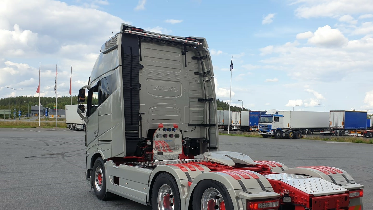 Työvaloteline spoilerin runkoon Volvo FH 4