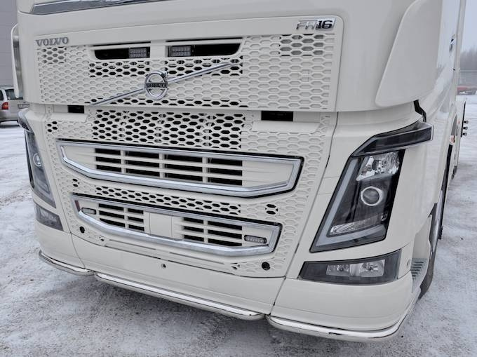 Etuhelmaputki 3-osainen Volvo FM/FH4