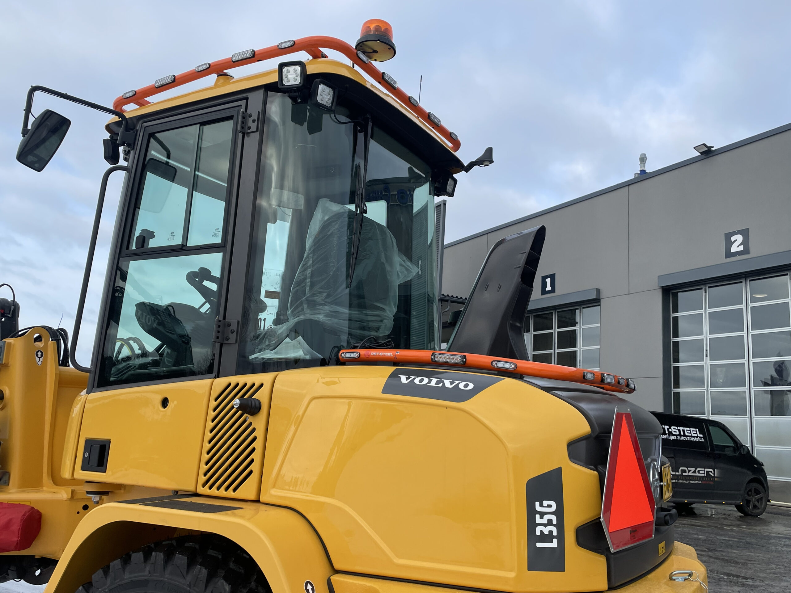 Kuvassa Rear Bar on top of engine cover Volvo L30-35G