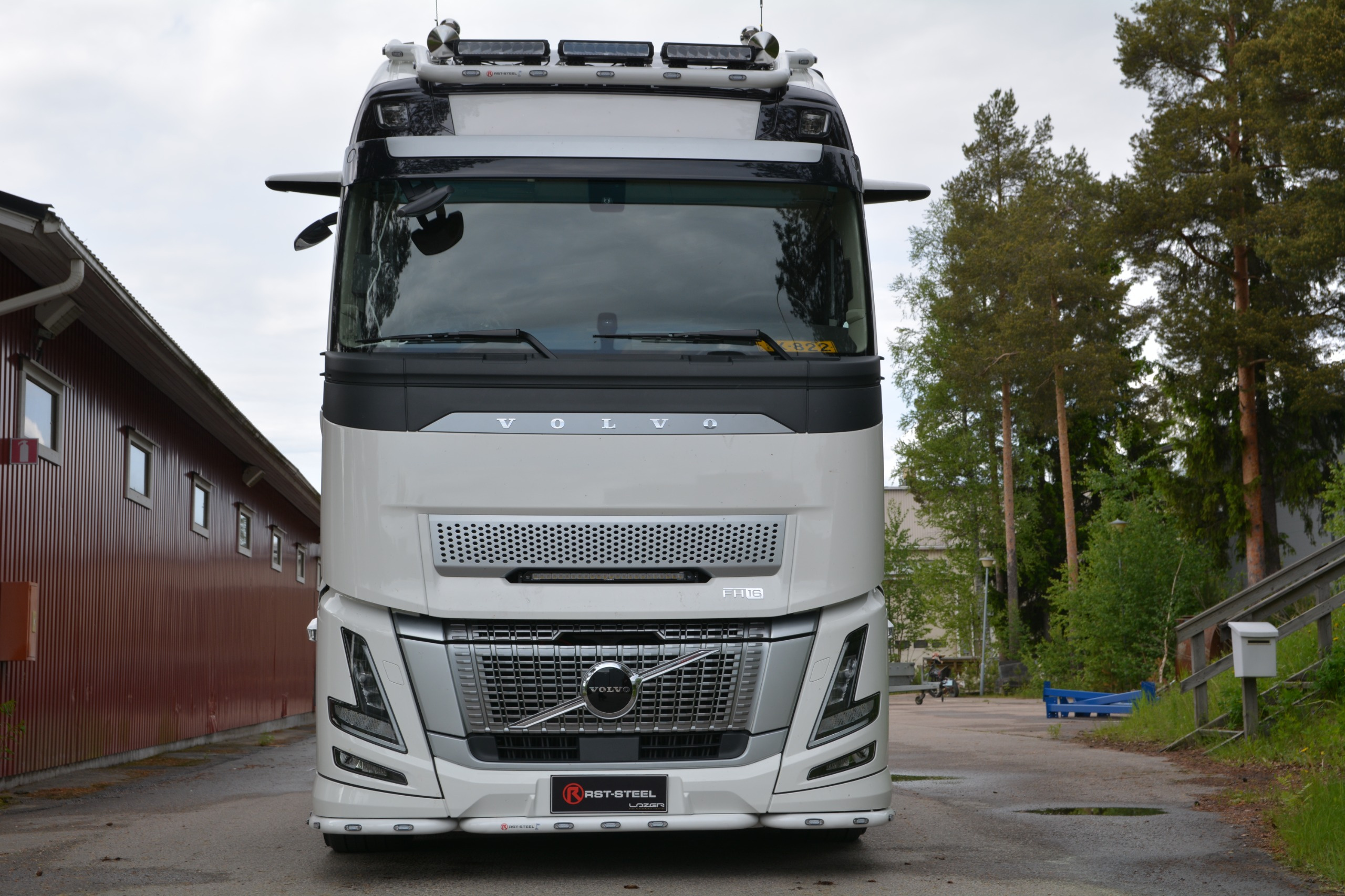 Front Spoiler Bar 3-piece Volvo FH AERO - Image 2