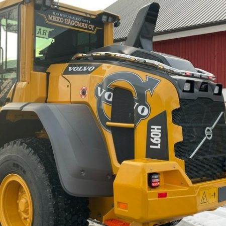 Rear Bar on top of engine cover Volvo L60H /L90H