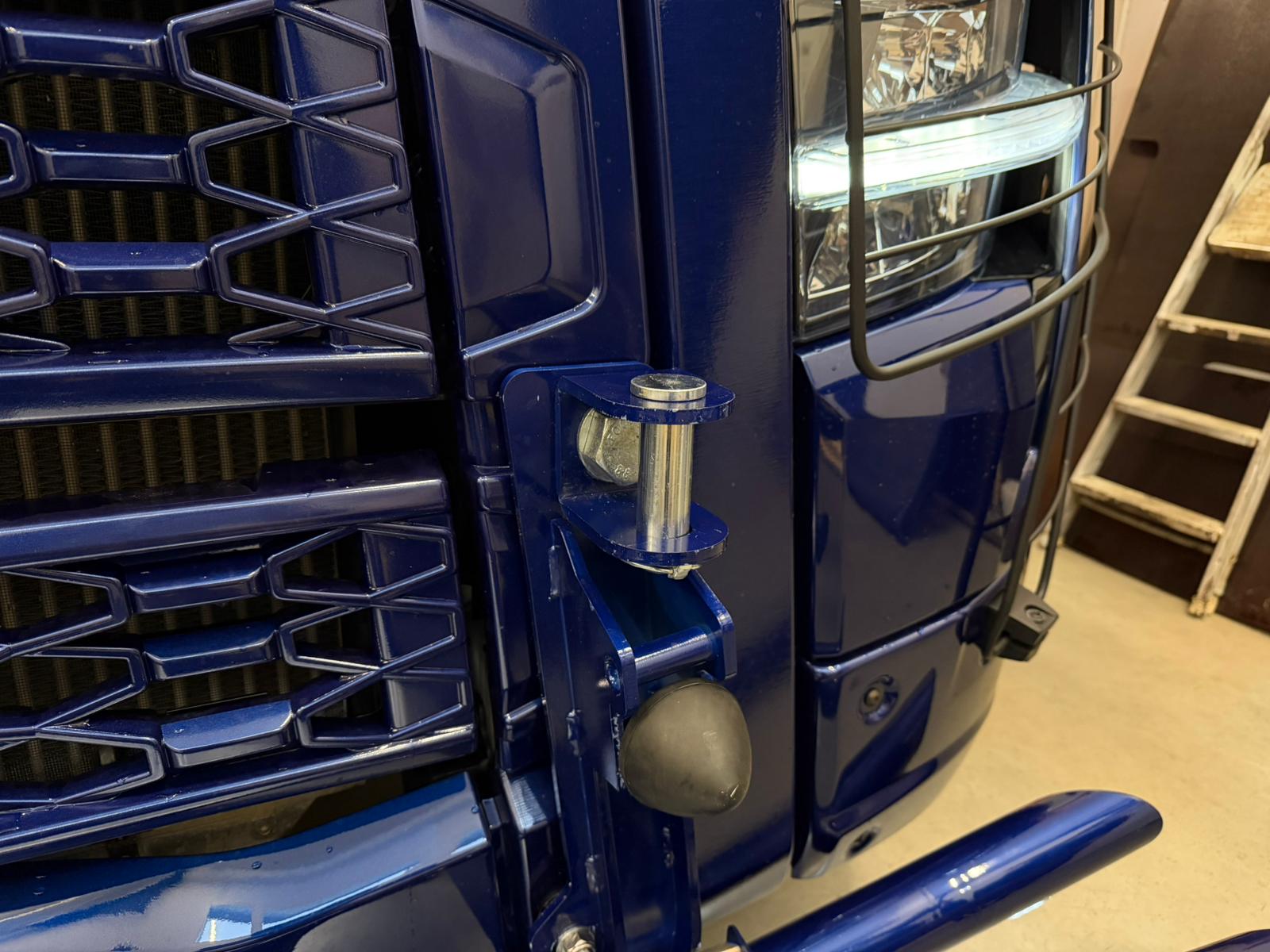 Bull Bar Freeway Renault T/C -Series - Image 4