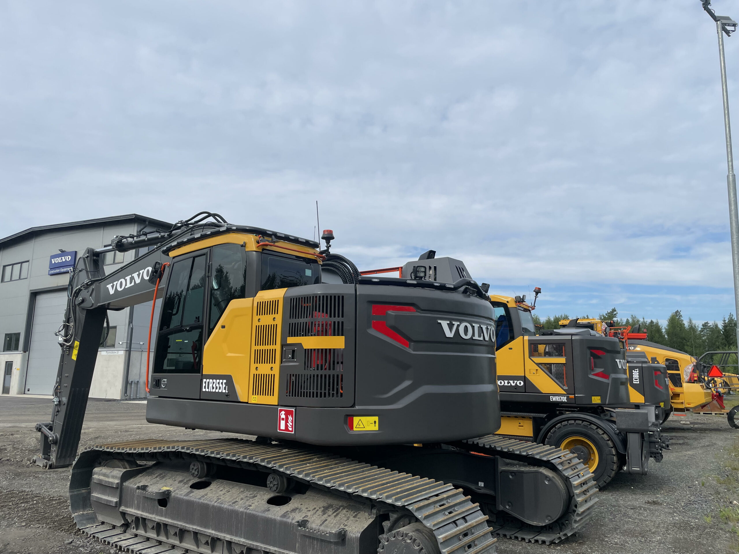 Rear Bar Volvo ECR355EL 2018- - Image 3