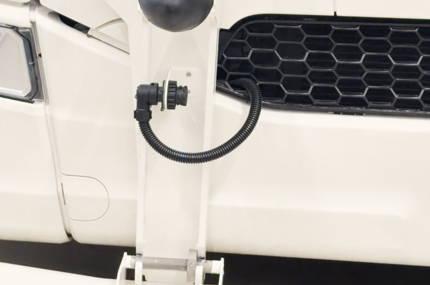 Bull bar Freeway V42 MB Actros Procabin (LegalPro) - Image 3